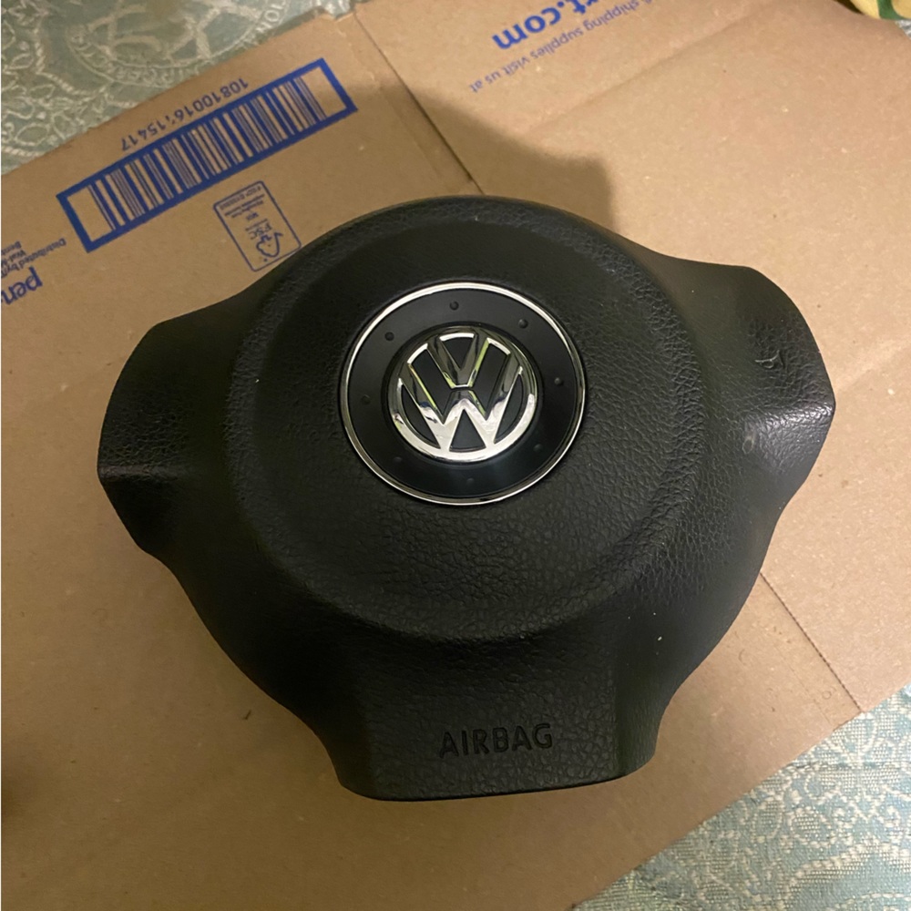 2011-2012 vw Tiguan drivers side steering wheel airbag